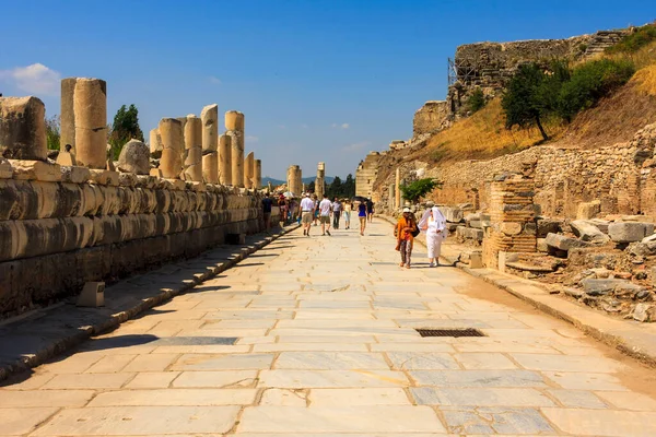 Τουρίστες Που Περπατούν Ανάμεσα Αρχαία Ερείπια Της Πόλης Της Εφέσου — Φωτογραφία Αρχείου