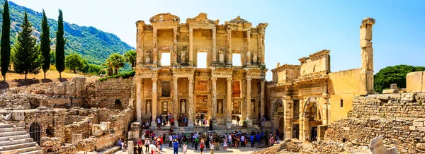 Turiști Mergând Lângă Clădirea Romană Antică Biblioteca Din Celsus Efes — Fotografie, imagine de stoc