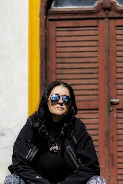 Young Beautiful Girl Leather Jacket Sunglasses City — Stock Photo, Image