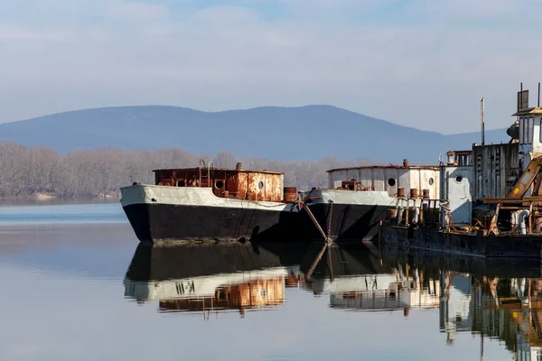 Macaristan Tuna Nehri Kıyısındaki Gemi Mezarlığının Manzarası — Stok fotoğraf