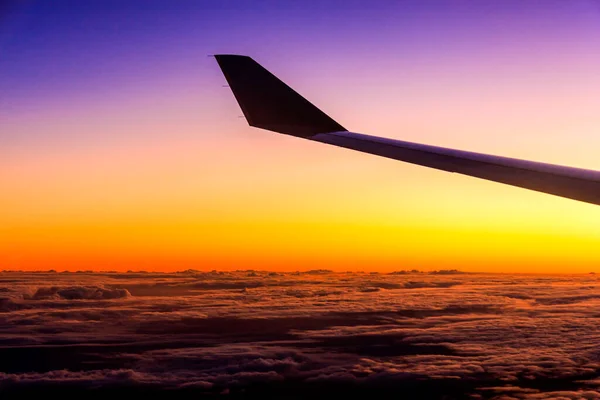 Flugzeug Fliegt Über Den Wolken — Stockfoto