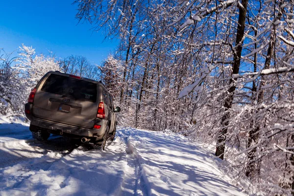 Central Mountain Range Hongarije Feb 2021 Suv Auto Verblijf Weg — Stockfoto