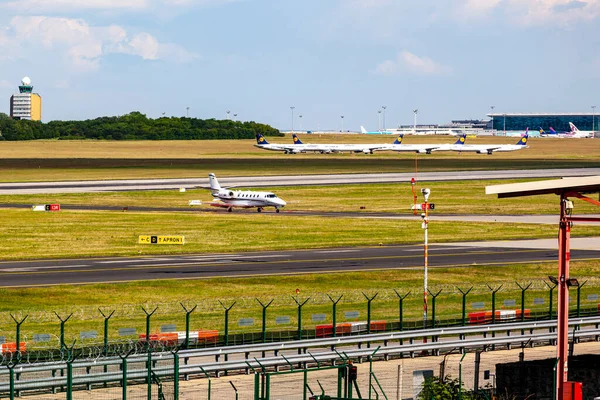 Vliegveld Terminal Met Vliegtuigen Blauwe Lucht — Stockfoto
