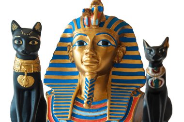 Beyaz arka planda maskeli bir manken.