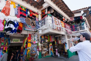 Giysi pazarı ve Havana, Küba sokaklarındaki insanlar.