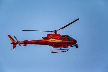 Kırmızı Helikopter Havada, doğa arka planında