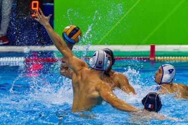 yüzme havuzunda su topu oyunu yarışması 