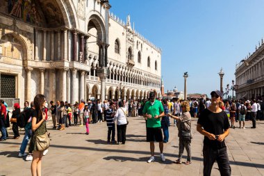 Venedik, İtalya-Haziran 1, 2018: Venedik 'i ziyaret eden turistler
