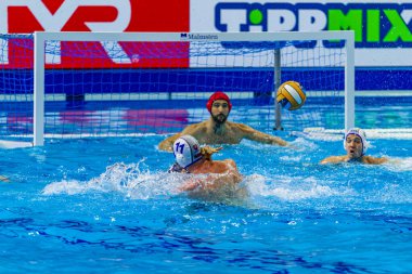 yüzme havuzunda su topu oyunu yarışması 