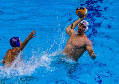 yüzme havuzunda su topu oyunu yarışması 