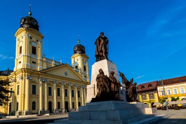 Debrecen Macaristan 11 Eylül 2020: Macaristan 'ın en büyük Protestan kilisesi Debrecen, Doğu Macaristan' daki Kossuth heykeliyle