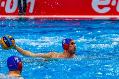 yüzme havuzunda su topu oyunu yarışması 