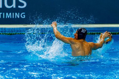 yüzme havuzunda su topu oyunu yarışması 