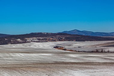 Kış zamanı dağların güzel manzarası