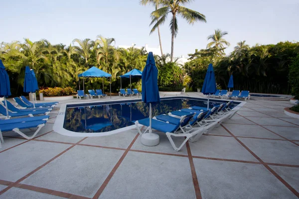 Otelde Güzel Plaj Sandalyeleri Şemsiyeler — Stok fotoğraf