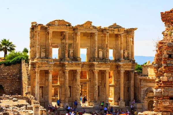 Tourists Walking Ancient Roman Building Library Celsus Ephesus Turkey — Photo