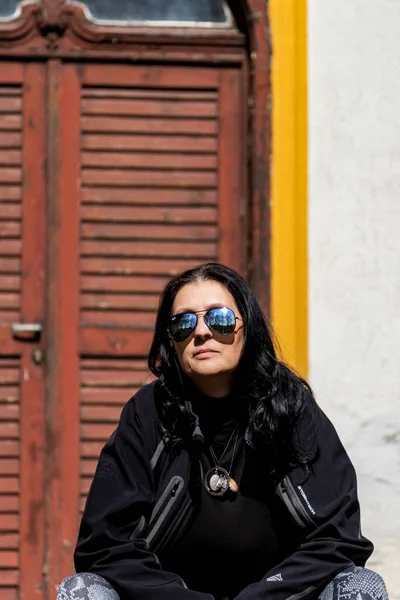 Young Beautiful Girl Leather Jacket Sunglasses City — стоковое фото