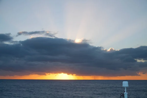 Schöner Sonnenuntergang Über Dem Meer — Stockfoto