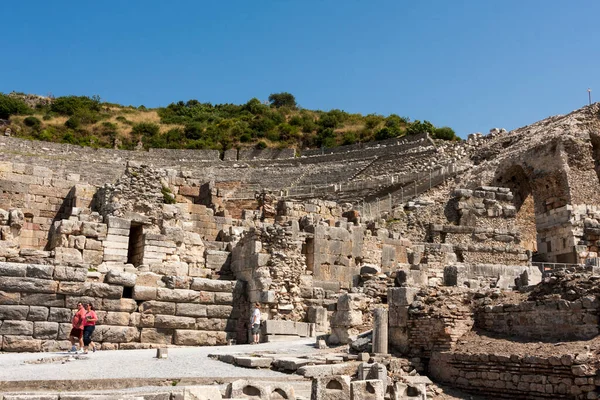 Τουρίστες Που Περπατούν Ανάμεσα Αρχαία Ερείπια Της Πόλης Της Εφέσου — Φωτογραφία Αρχείου