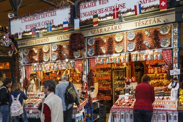 Turisti Piedi Vicino Bancarelle Mercato Città — Foto Stock