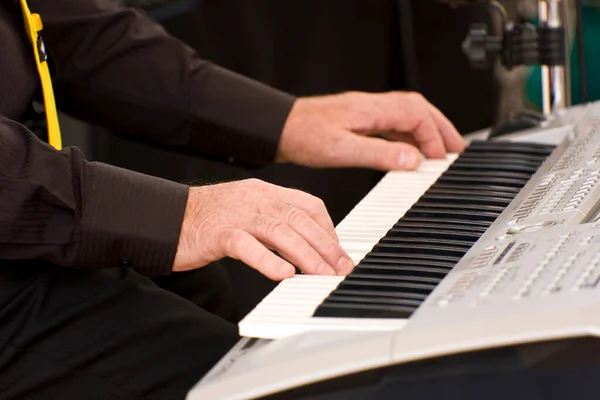 Közelről Egy Férfi Zongorázik — Stock Fotó