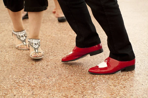Pieds Jeune Couple Dans Une Chaussure Cuir — Photo