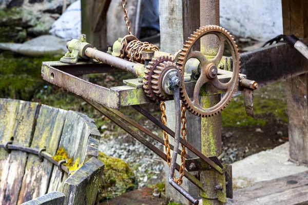 Oud Roestig Metalen Wiel Achtergrond Van Het Oude Kasteel — Stockfoto