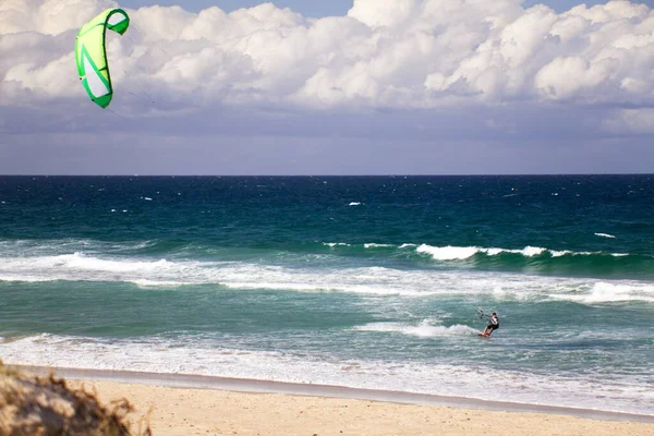 カイトサーファーがビーチでサーフィン — ストック写真
