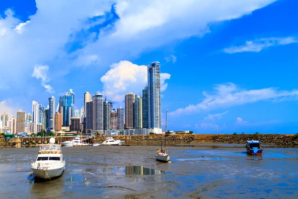 Plano Escénico Hermosa Orilla Del Mar Con Puerto — Foto de Stock