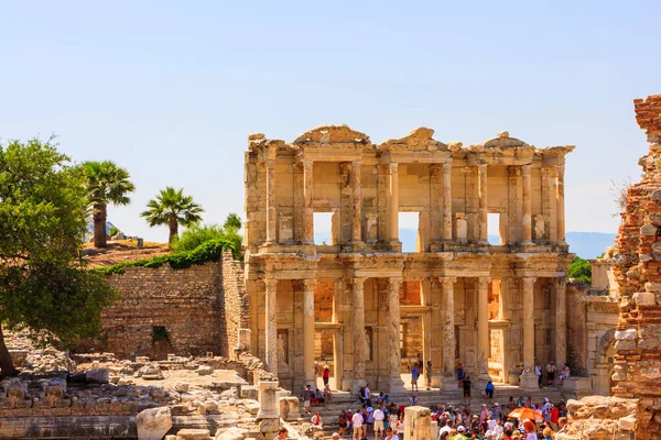 Tourists Walking Ancient Roman Building Library Celsus Ephesus Turkey — Stock Fotó