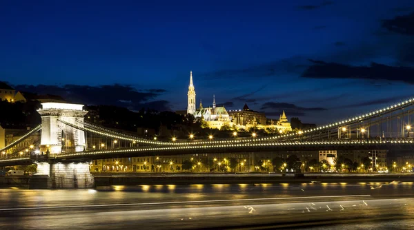Budapest panorama Castillo Real, Puente de la Cadena y con el pescador Bastian en el fondo Hungría . —  Fotos de Stock