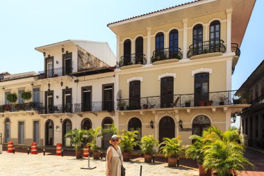 Old City Panama boyunca yürümek.