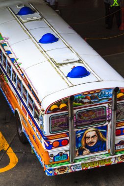 Yerel otobüs şehir merkezinde açık renklerle dekore edilmiş