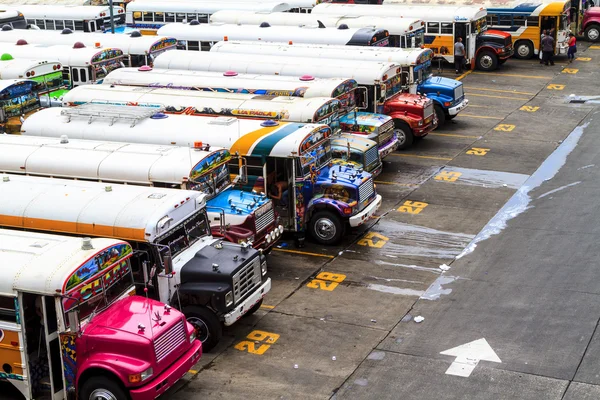 Brillantemente decorado autobús local en la estación de la ciudad —  Fotos de Stock