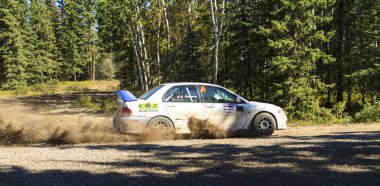 Bazı en iyi sürücüleri Kanada Rocky Mountain yarışıyor gün test