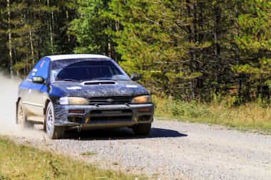 Bazı en iyi sürücüleri Kanada Rocky Mountain yarışıyor gün test