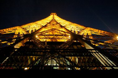 Eyfel Kulesi hafif performans