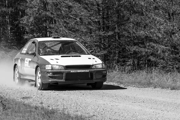 Test Day Jotkut parhaista kuljettajat Kanadasta kilpailevat Rocky Mountain — kuvapankkivalokuva