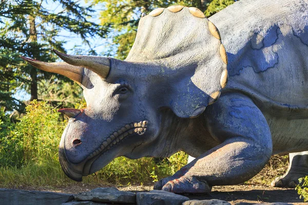 Parc préhistorique attirer les jeunes et les vieux — Photo