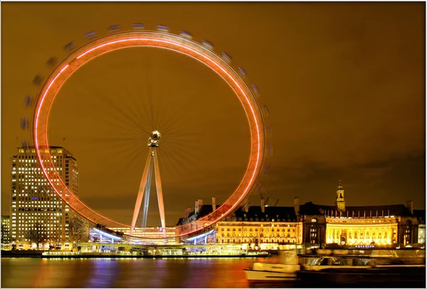 London Eye nocą na Tamizie. — Zdjęcie stockowe