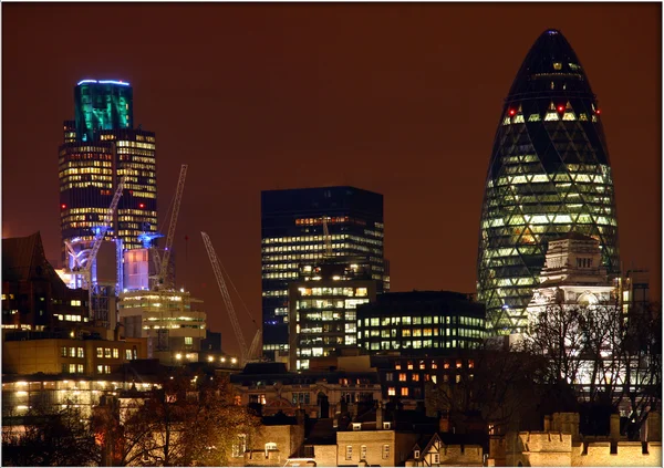 Ночная сцена современного Лондона — стоковое фото