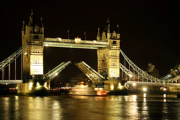 Tower Bridge w nocy . — Zdjęcie stockowe