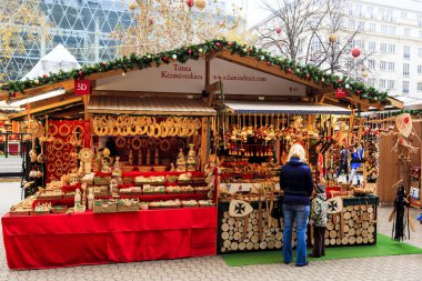 Budapeşte, Macaristan'da zevk üzerinde turist şehir merkezi içinde belgili tanımlık Noel çarşı