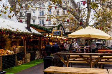Budapeşte, Macaristan'da zevk üzerinde turist şehir merkezi içinde belgili tanımlık Noel çarşı