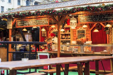 Budapeşte, Macaristan'da zevk üzerinde turist şehir merkezi içinde belgili tanımlık Noel çarşı