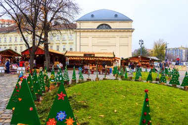 Budapeşte, Macaristan'da zevk üzerinde turist şehir merkezi içinde belgili tanımlık Noel çarşı