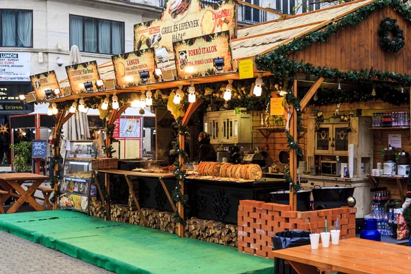 Los turistas disfrutan del mercado de Navidad en el centro de la ciudad en Budapest, Hungría — Foto de Stock