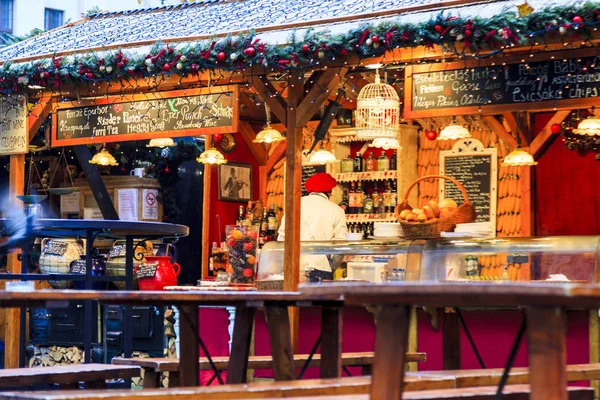 Los turistas disfrutan del mercado de Navidad en el centro de la ciudad en Budapest, Hungría — Foto de Stock