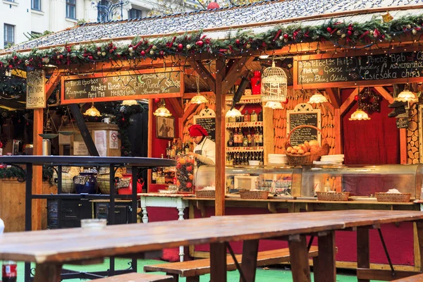 Los turistas disfrutan del mercado de Navidad en el centro de la ciudad en Budapest, Hungría — Foto de Stock