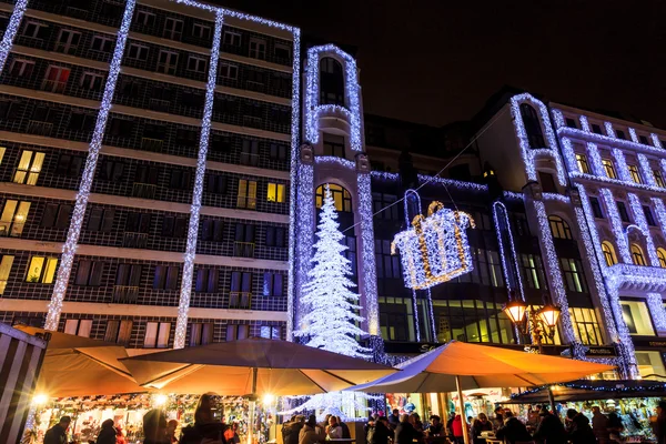 Los turistas disfrutan del espíritu navideño y el espectáculo de luces en el centro de Budapest . — Foto de Stock